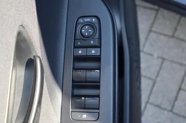 Toyota C hr (2025) thumbnail 24