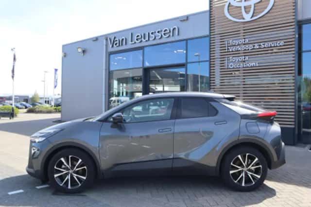 Toyota C-HR (2025) thumbnail 2