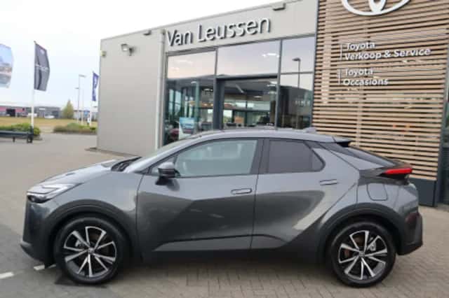 Toyota C-HR (2024) thumbnail 2
