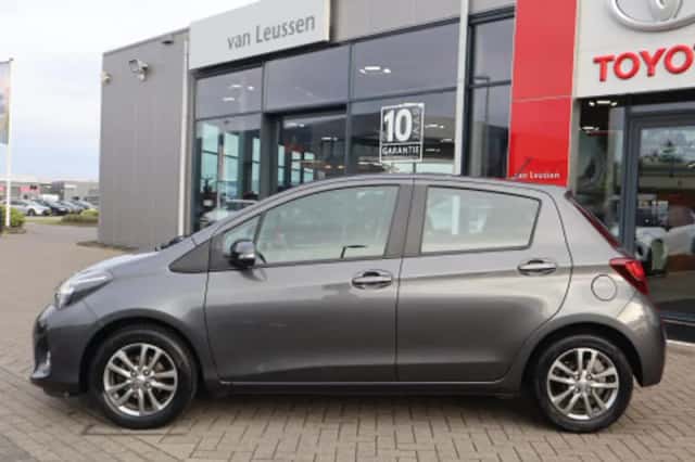 Toyota Yaris (2016) thumbnail 2