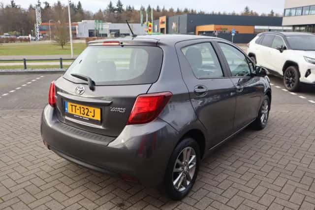 Toyota Yaris (2016) thumbnail 12