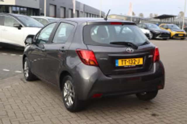 Toyota Yaris (2016) thumbnail 3