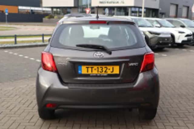 Toyota Yaris (2016) thumbnail 4