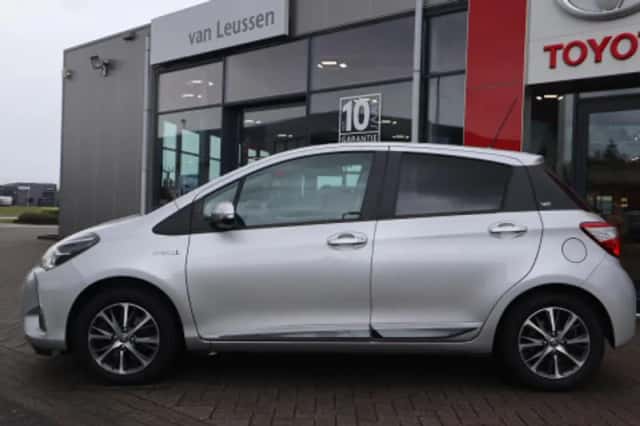 Toyota Yaris (2020) thumbnail 2