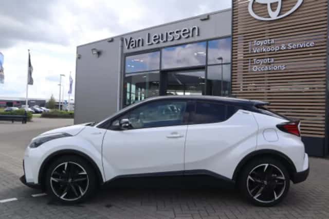 Toyota C-HR (2021) thumbnail 2
