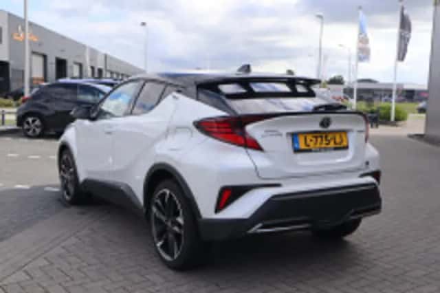 Toyota C-HR (2021) thumbnail 3