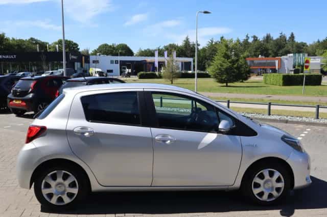 Toyota Yaris (2016) thumbnail 15