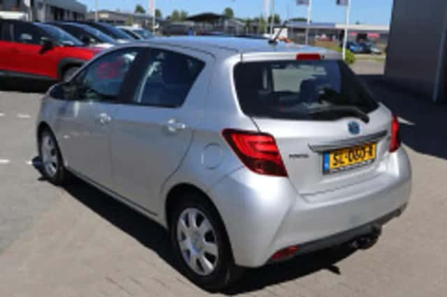 Toyota Yaris (2016) thumbnail 3