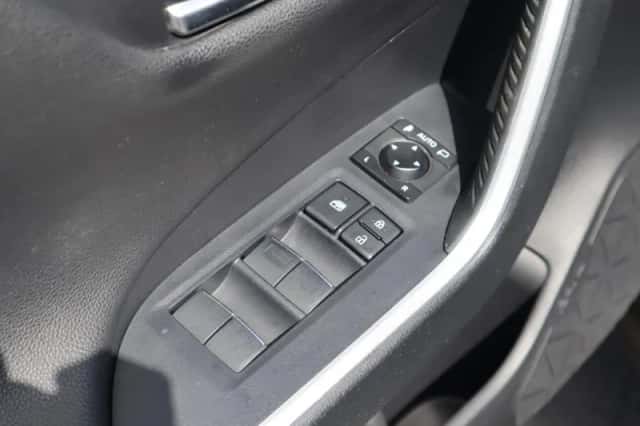 Toyota RAV4 (2019) thumbnail 24