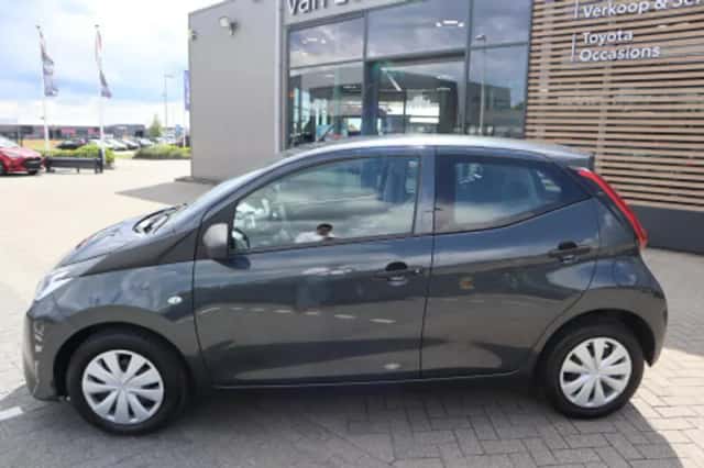 Toyota Aygo (2021) thumbnail 2