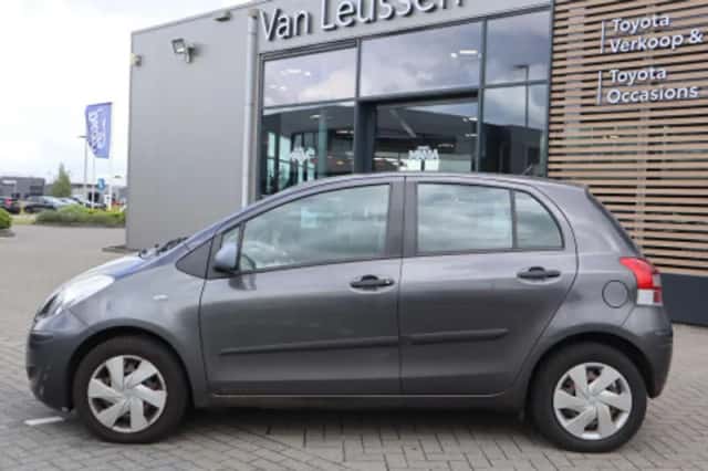 Toyota Yaris (2010) thumbnail 2