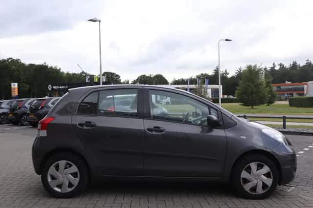 Toyota Yaris (2010) thumbnail 13