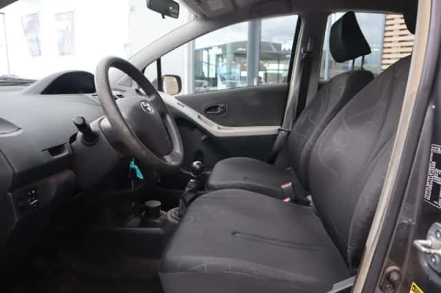 Toyota Yaris (2010) thumbnail 16
