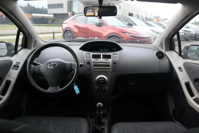 Toyota Yaris (2010) thumbnail 18
