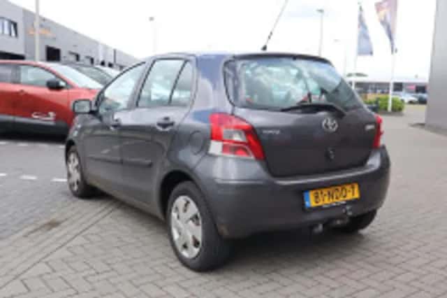 Toyota Yaris (2010) thumbnail 3