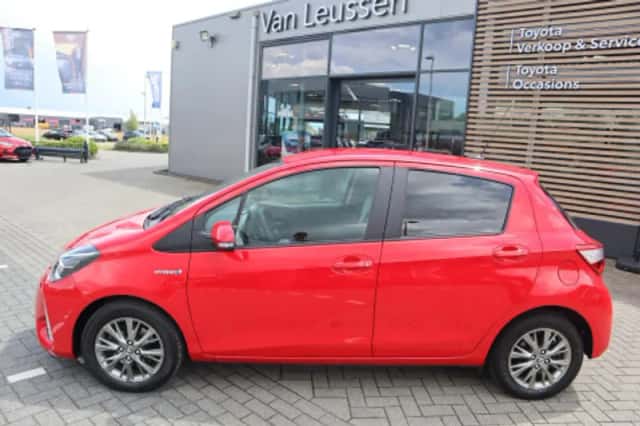 Toyota Yaris (2019) thumbnail 2
