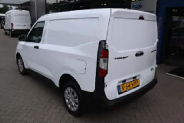 Ford Transit Courier (2024) thumbnail 3
