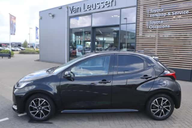 Toyota Yaris (2023) thumbnail 2