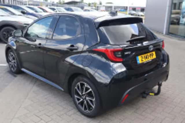 Toyota Yaris (2023) thumbnail 3