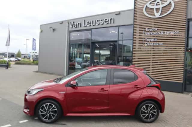 Toyota Yaris (2021) thumbnail 2