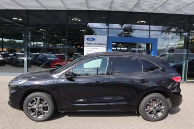 Ford Kuga (2023) thumbnail 2