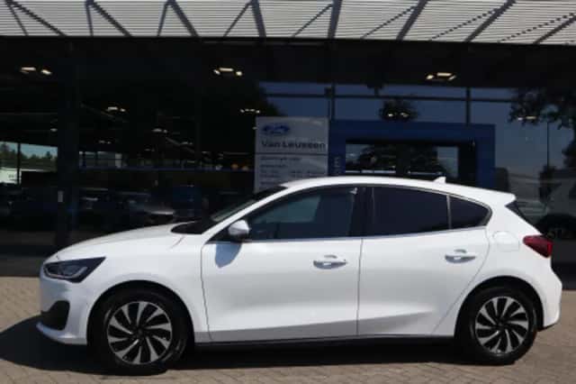 Ford Focus (2022) thumbnail 2