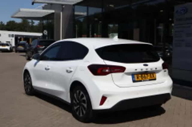 Ford Focus (2022) thumbnail 3