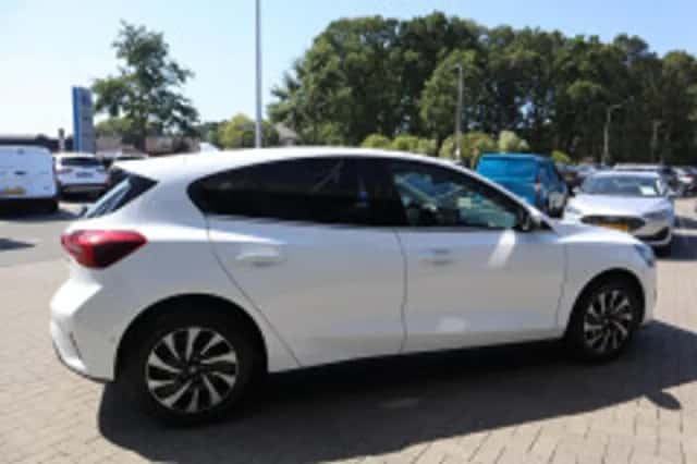 Ford Focus (2022) thumbnail 6