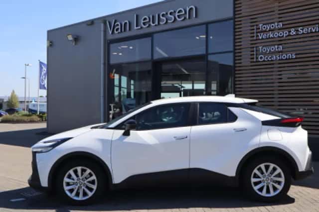 Toyota C-HR (2025) thumbnail 2
