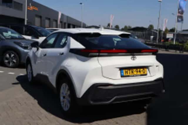 Toyota C-HR (2025) thumbnail 3