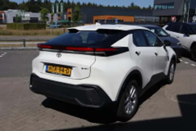 Toyota C-HR (2025) thumbnail 6