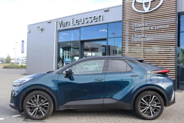 Toyota C-HR (2025) thumbnail 2