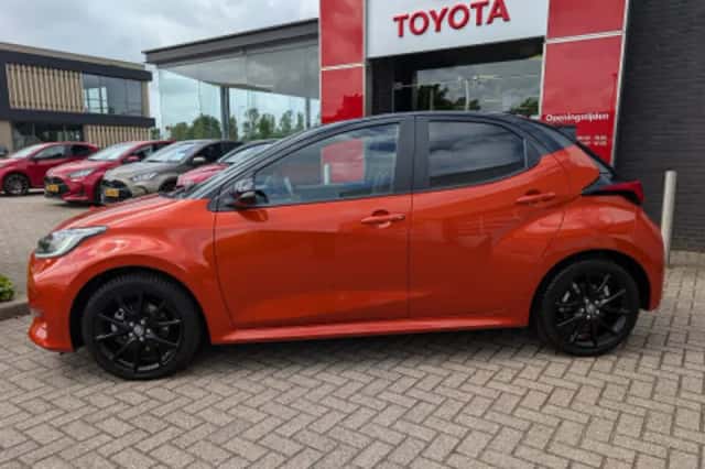Toyota Yaris (2023) thumbnail 2