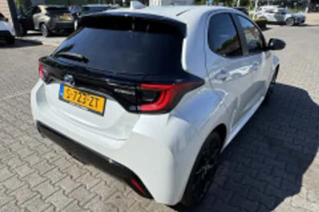 Toyota Yaris (2023) thumbnail 3