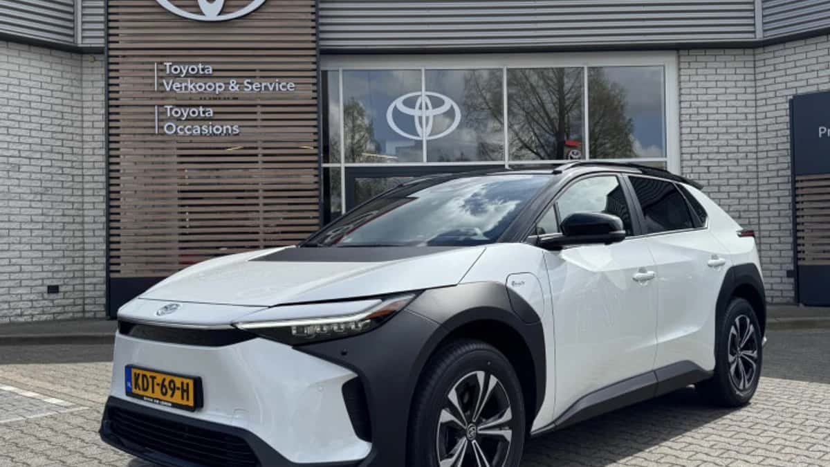 Toyota bZ4X (2026) — foto 1