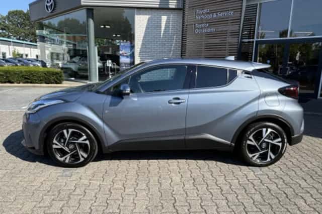 Toyota C-HR (2023) thumbnail 2