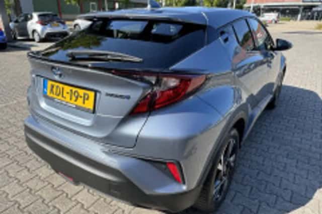Toyota C-HR (2023) thumbnail 3