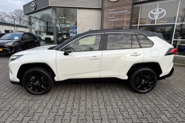 Toyota RAV4 (2022) thumbnail 2