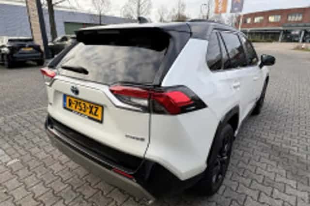 Toyota RAV4 (2022) thumbnail 3
