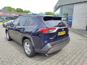 Toyota RAV4 (2021) thumbnail 2