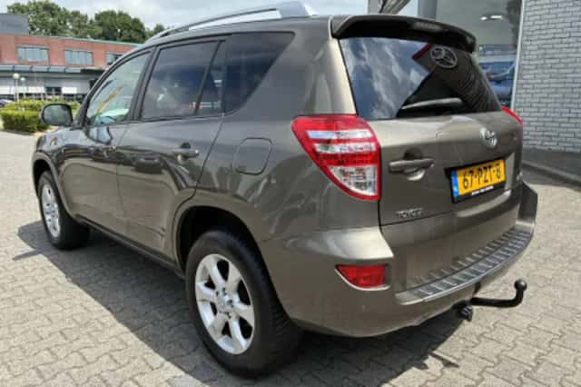 Toyota RAV4 (2011) thumbnail 2