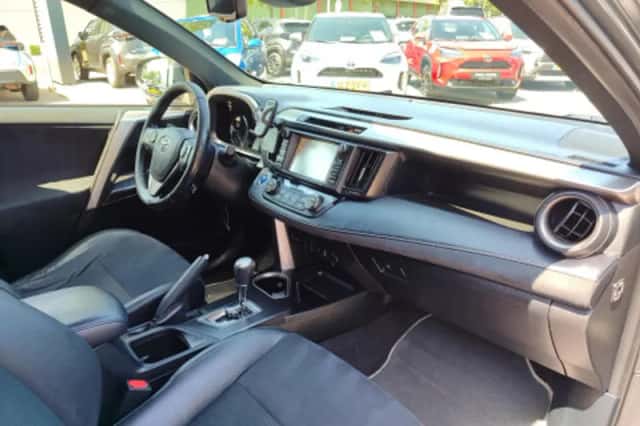 Toyota RAV4 (2018) thumbnail 2
