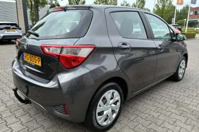 Toyota Yaris (2017) thumbnail 2