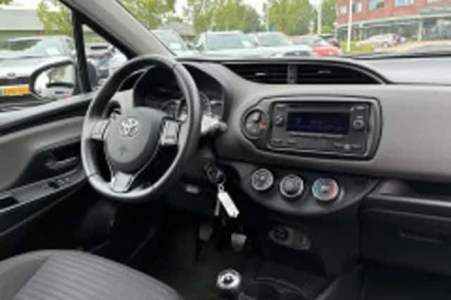 Toyota Yaris (2017) thumbnail 3