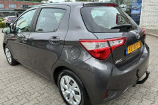 Toyota Yaris (2017) thumbnail 5