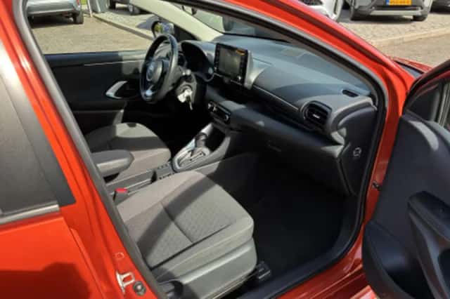 Toyota Yaris (2022) thumbnail 2