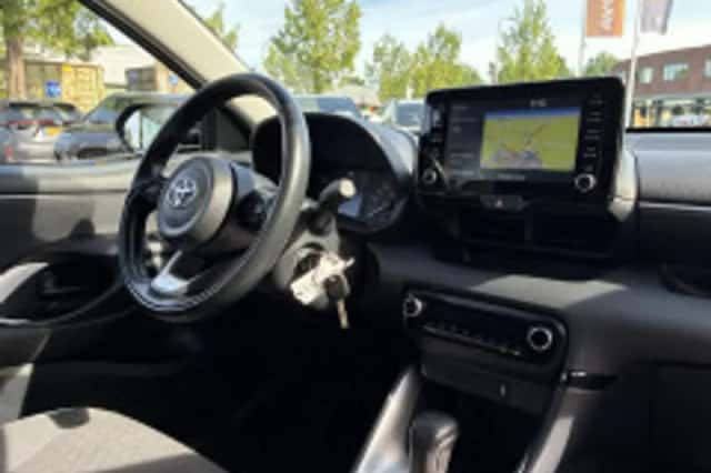 Toyota Yaris (2022) thumbnail 3