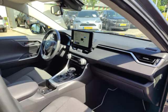 Toyota RAV4 (2023) thumbnail 2