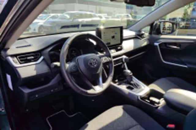 Toyota RAV4 (2023) thumbnail 4