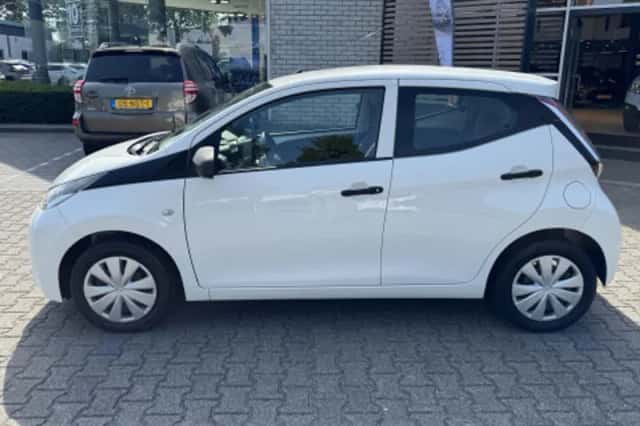 Toyota Aygo (2018) thumbnail 2